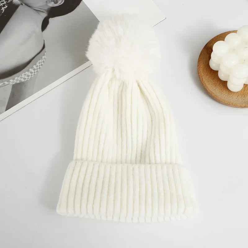 Bonnet à Gros Pompon Moelleux en Maille pour le Ski