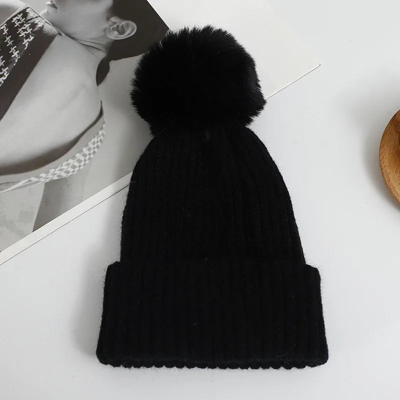Bonnet à Gros Pompon Moelleux en Maille pour le Ski