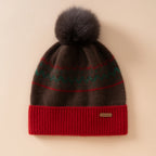 Gorro marrón oscuro con motivo nórdico rojo y verde, vuelta roja y pompón marrón oscuro