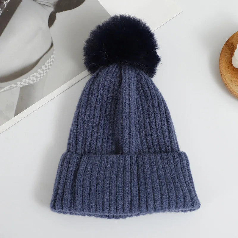 Bonnet à Gros Pompon Moelleux en Maille pour le Ski