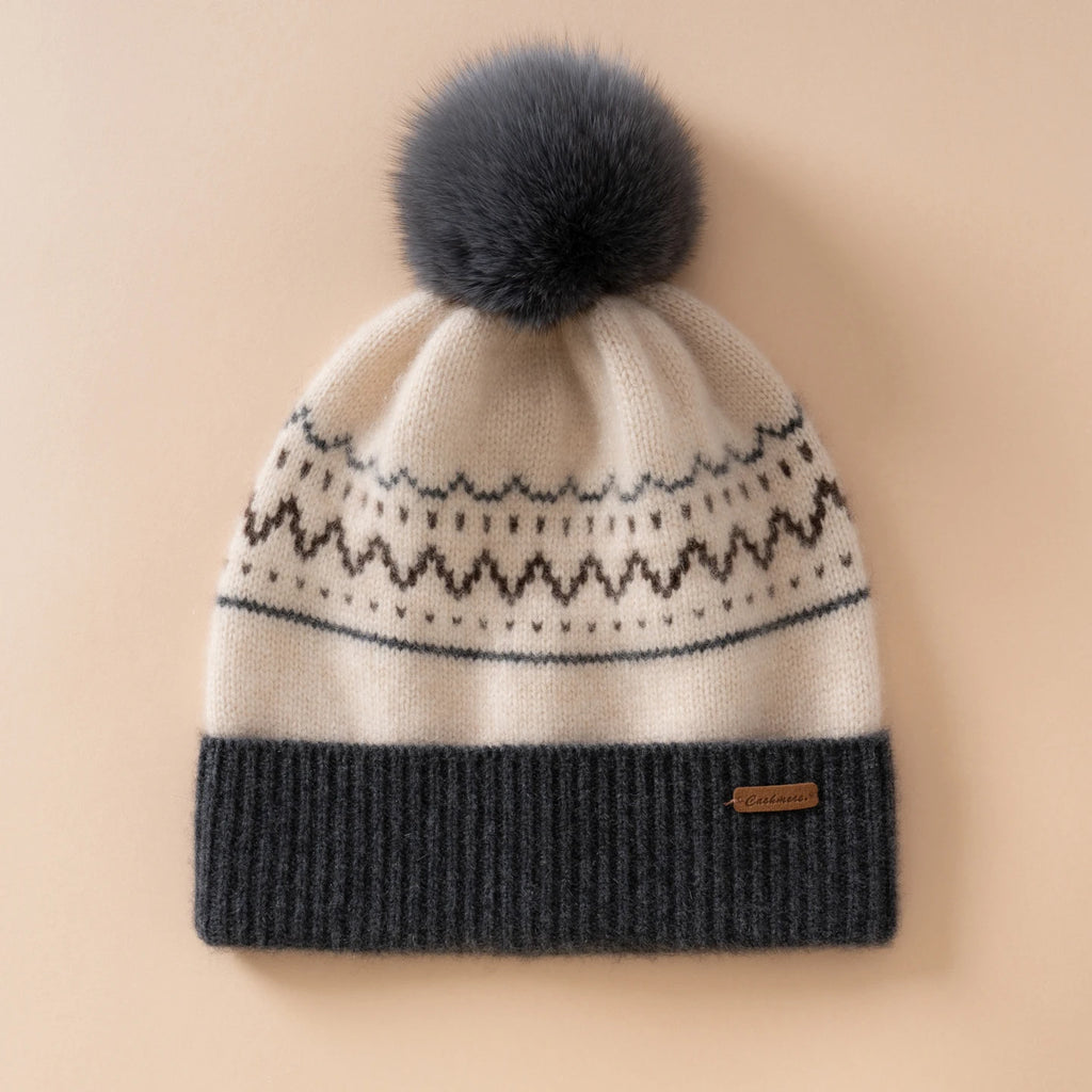 Gorro color crema con motivo nórdico, vuelta gris oscuro de canalé y pompón en la tonalidad gris