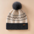 Gorro color crema con motivo nórdico, vuelta gris oscuro de canalé y pompón en la tonalidad gris