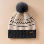 Gorro color crema con motivo nórdico, vuelta gris oscuro de canalé y pompón en la tonalidad gris