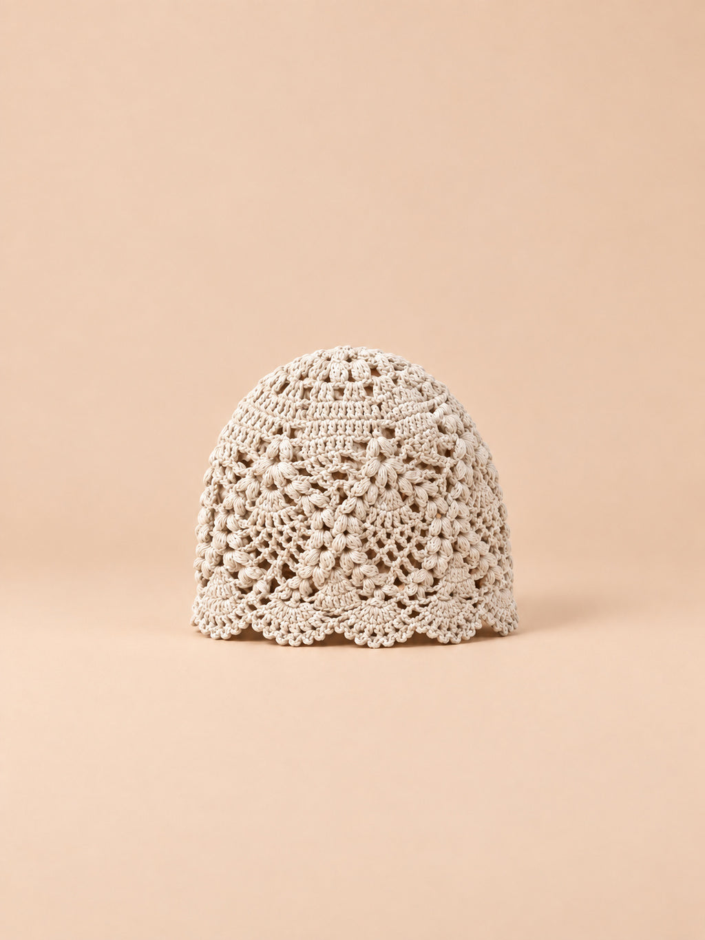 Bonnet au crochet beige en dentelle florale ajourée, vue de face