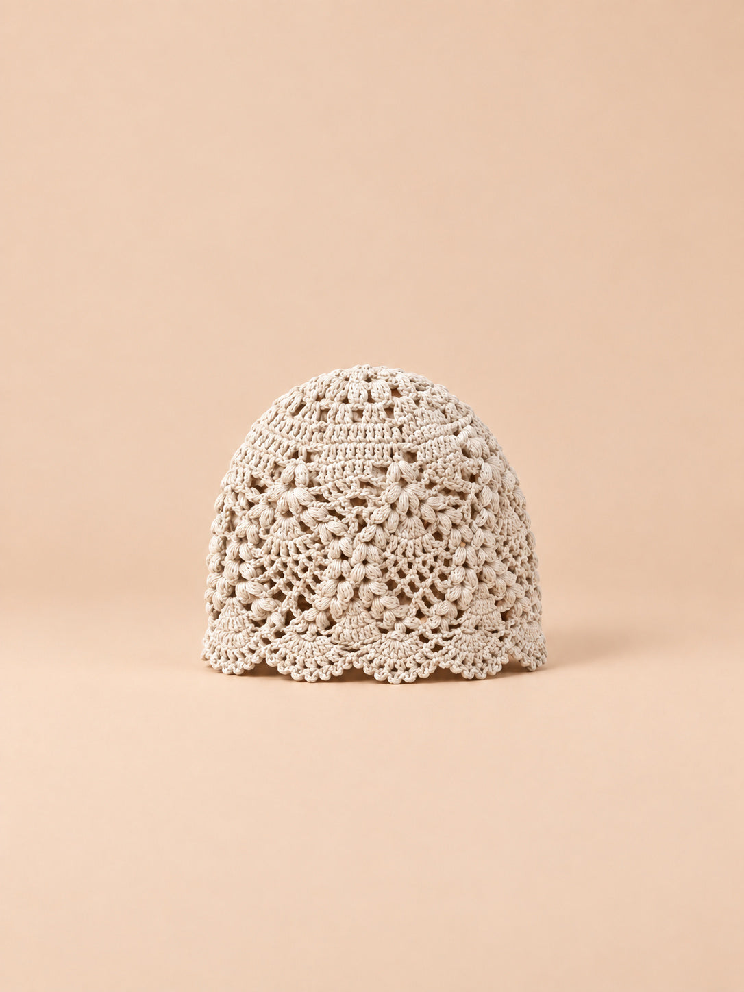 Bonnet au crochet beige en dentelle florale ajourée, vue de face