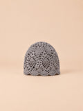 Gorro de verano gris de encaje floral con flores caladas y borde ondulado, fotografiado de frente