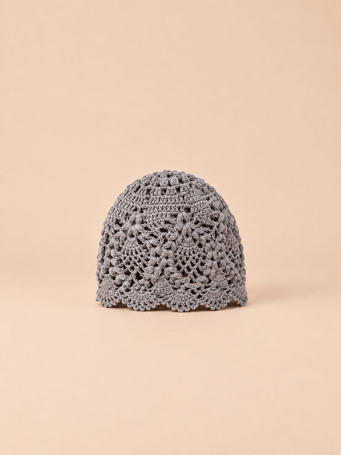 Bonnet au crochet gris en dentelle florale ajourée, vue de face