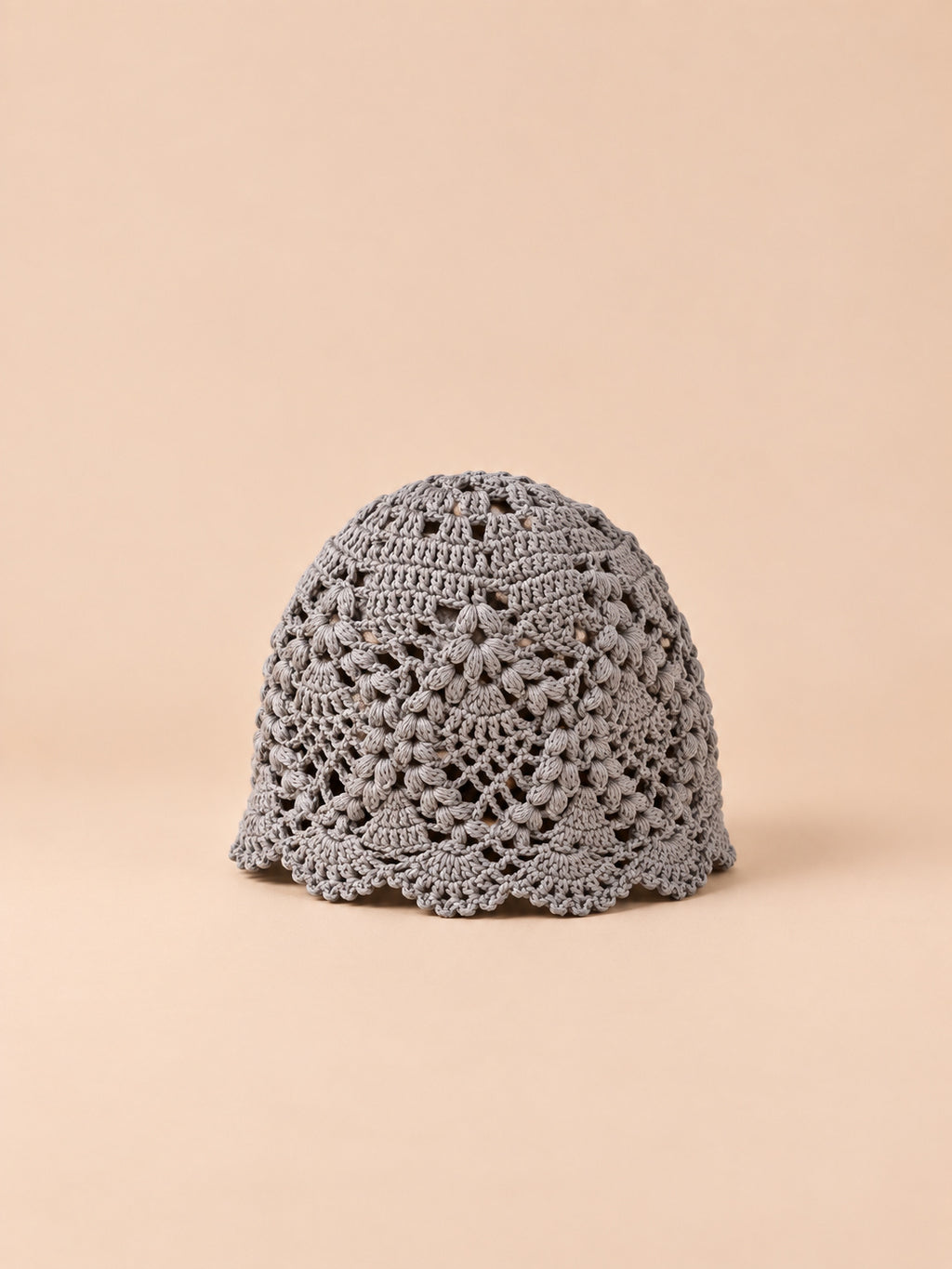 Gorro ligero de encaje floral calado a ganchillo, color gris, vista de tres cuartos