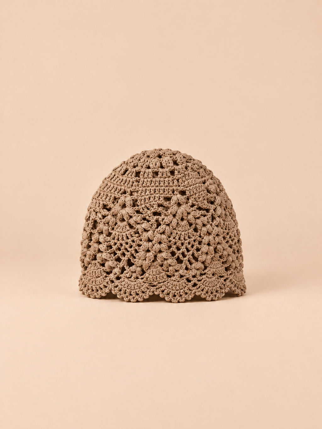 Gorro ligero de encaje floral calado a ganchillo, color caqui, vista frontal en la fotografía del producto
