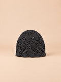 Bonnet au crochet noir en dentelle florale ajourée, vue de face