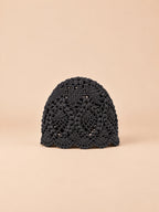 Bonnet au crochet noir en dentelle florale ajourée, vue de face