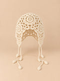 Bonnet au crochet ajouré blanc a à nouer, vue de face