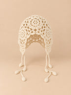 Bonnet au crochet ajouré blanc a à nouer, vue de face