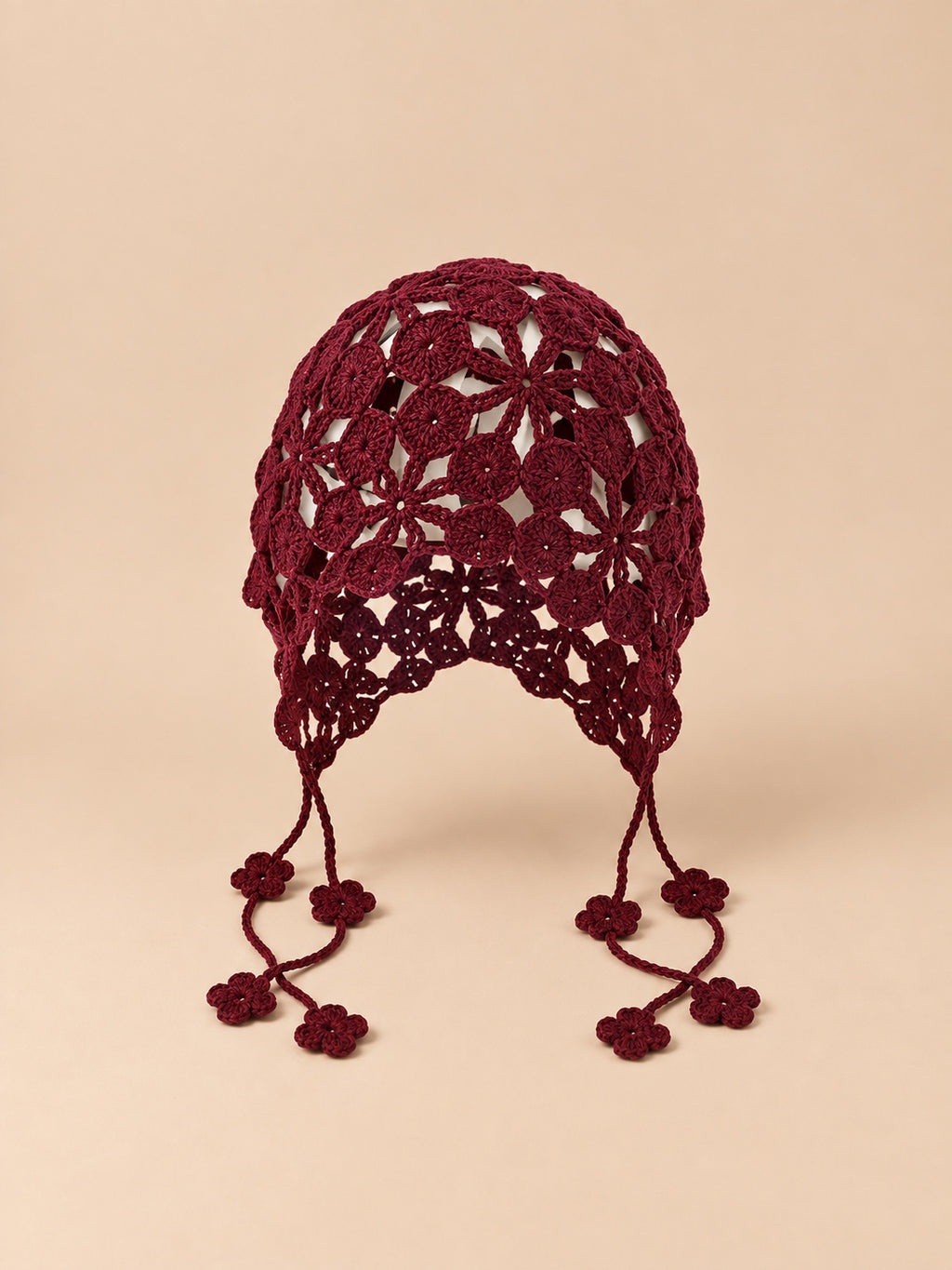 Gorro calado de ganchillo para anudar, estilo étnico, color burdeos, vista frontal