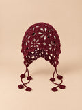 Gorro calado de ganchillo para anudar, estilo étnico, color burdeos, vista frontal