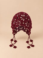 Gorro calado de ganchillo para anudar, estilo étnico, color burdeos, vista frontal