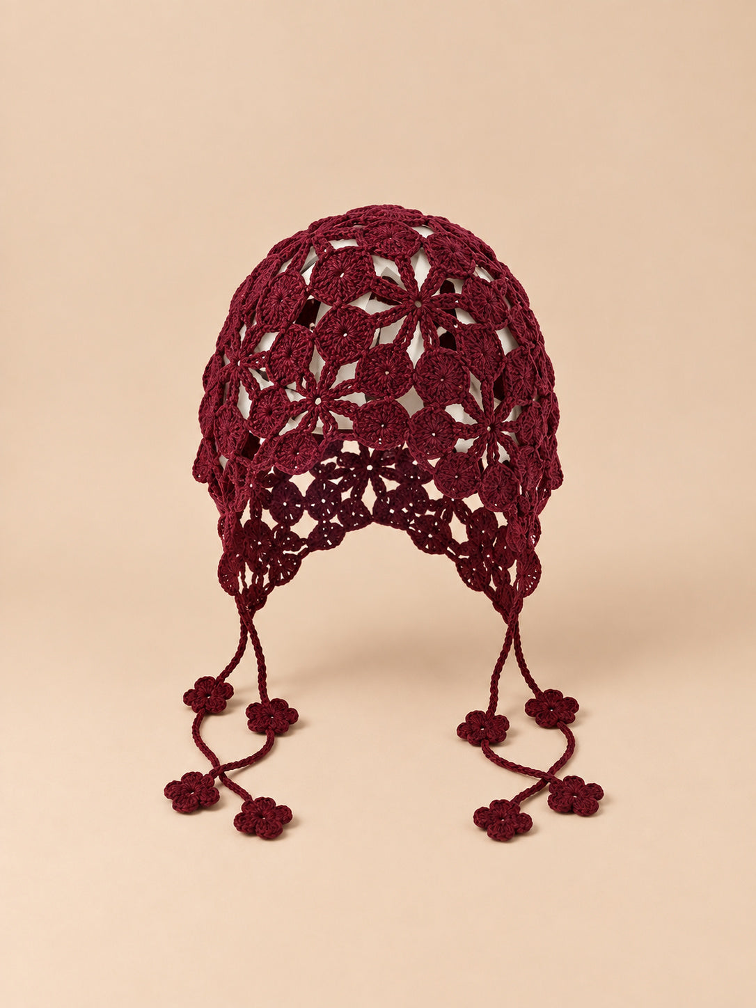 Bonnet au crochet ajouré bordeaux à nouer, vue de face