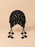 Bonnet au crochet ajouré noir à nouer, vue de face
