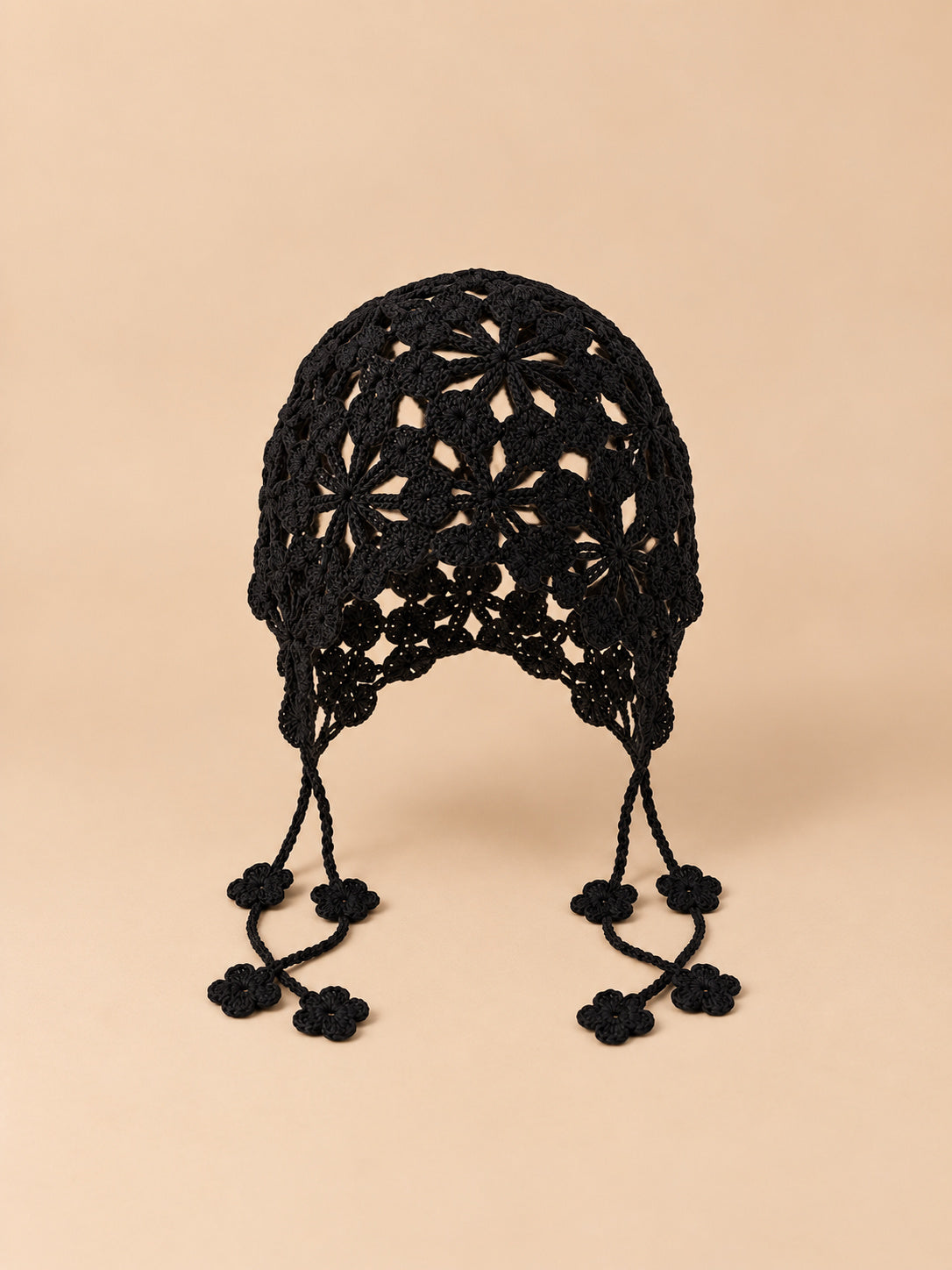 Bonnet au crochet ajouré noir à nouer, vue de face