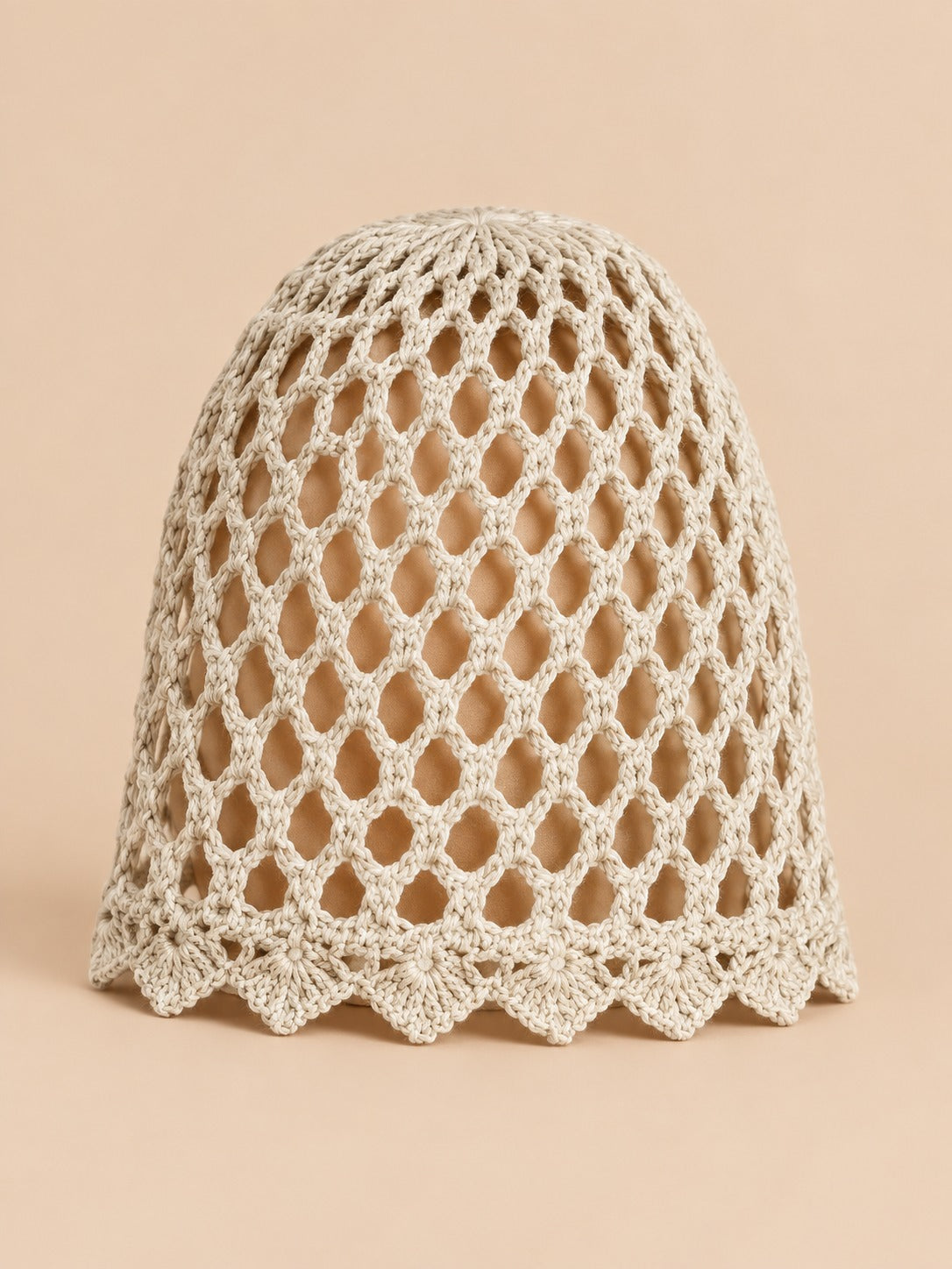 Gorro calado de mujer, elegante y ligero, color beige, vista frontal en la fotografía del producto