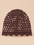 Gorro calado de mujer, elegante y ligero, color café, vista frontal en la fotografía del producto