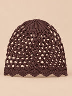 Gorro calado de mujer, elegante y ligero, color café, vista frontal en la fotografía del producto