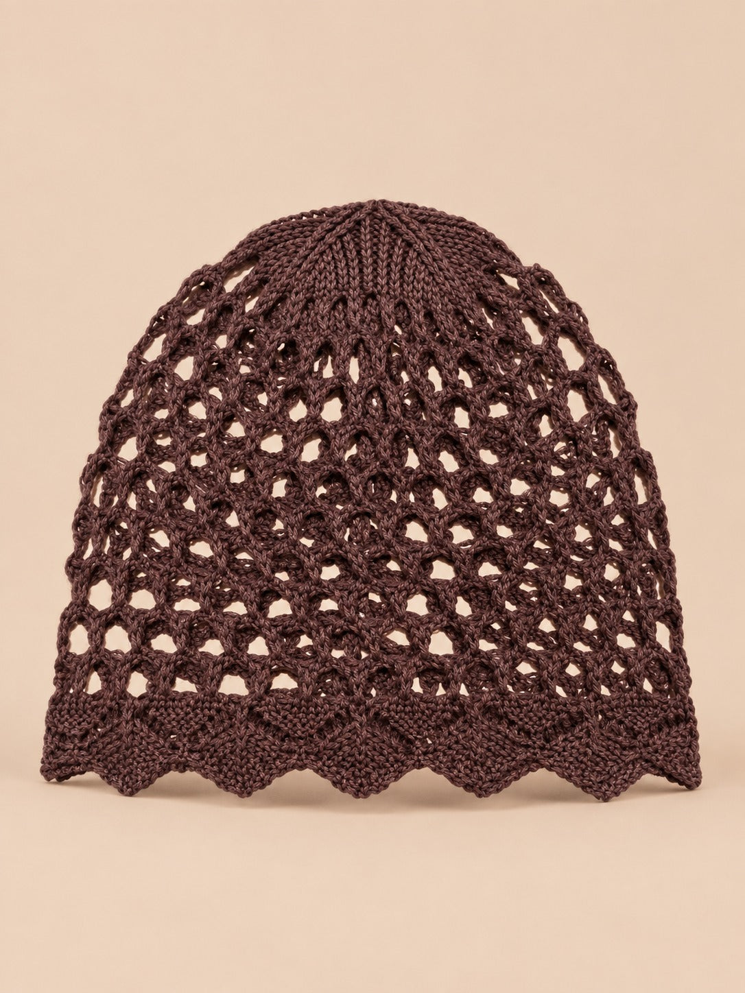 Gorro calado de mujer, elegante y ligero, color café, vista frontal en la fotografía del producto