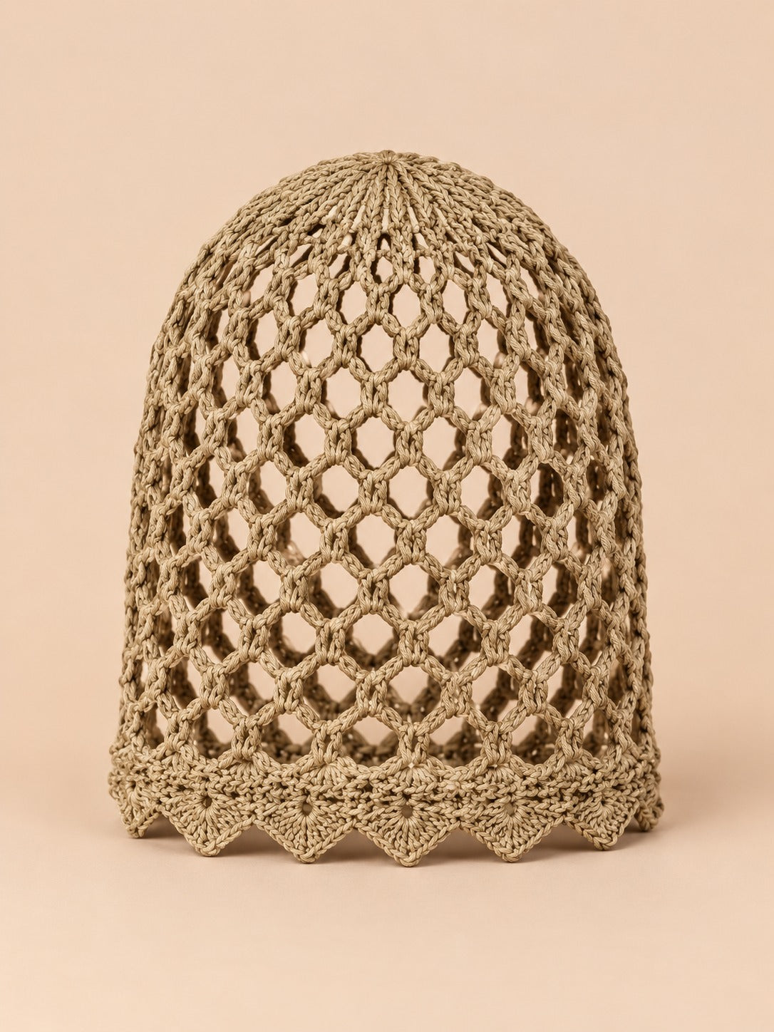 Gorro calado de mujer, elegante y ligero, color caqui, vista frontal en la fotografía del producto