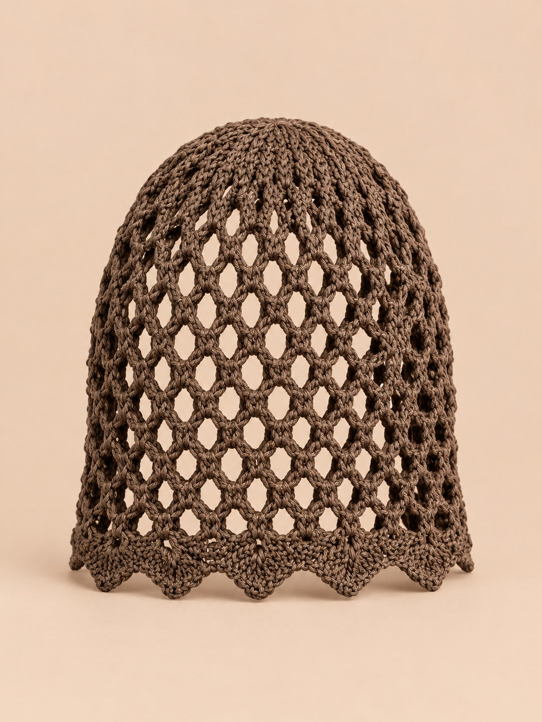 Gorro calado de mujer, elegante y ligero, color marrón, vista frontal en la fotografía del producto