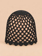 Gorro calado de mujer, elegante y ligero, color negro, vista frontal en la fotografía del producto
