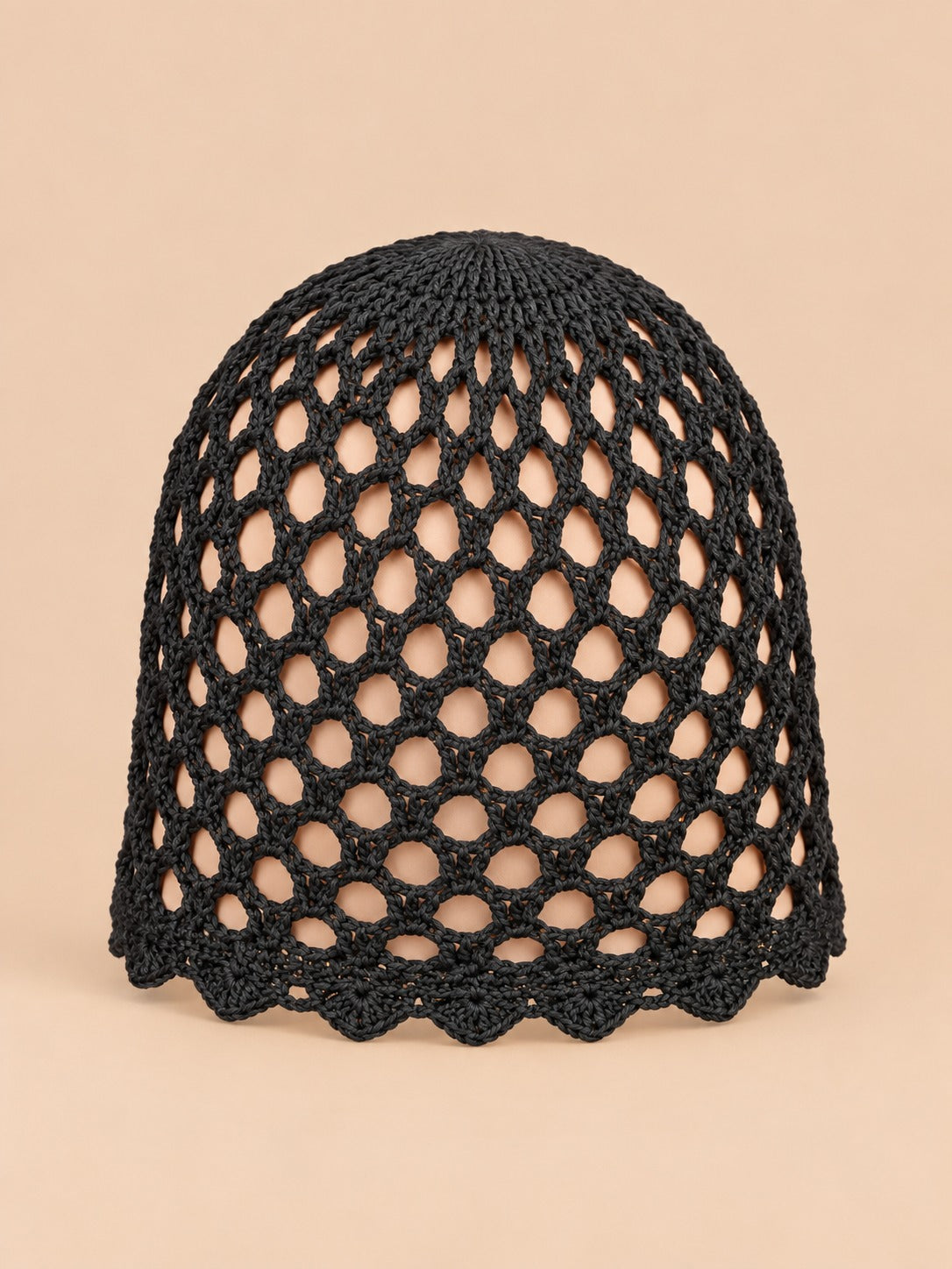 Gorro calado de mujer, elegante y ligero, color negro, vista frontal en la fotografía del producto