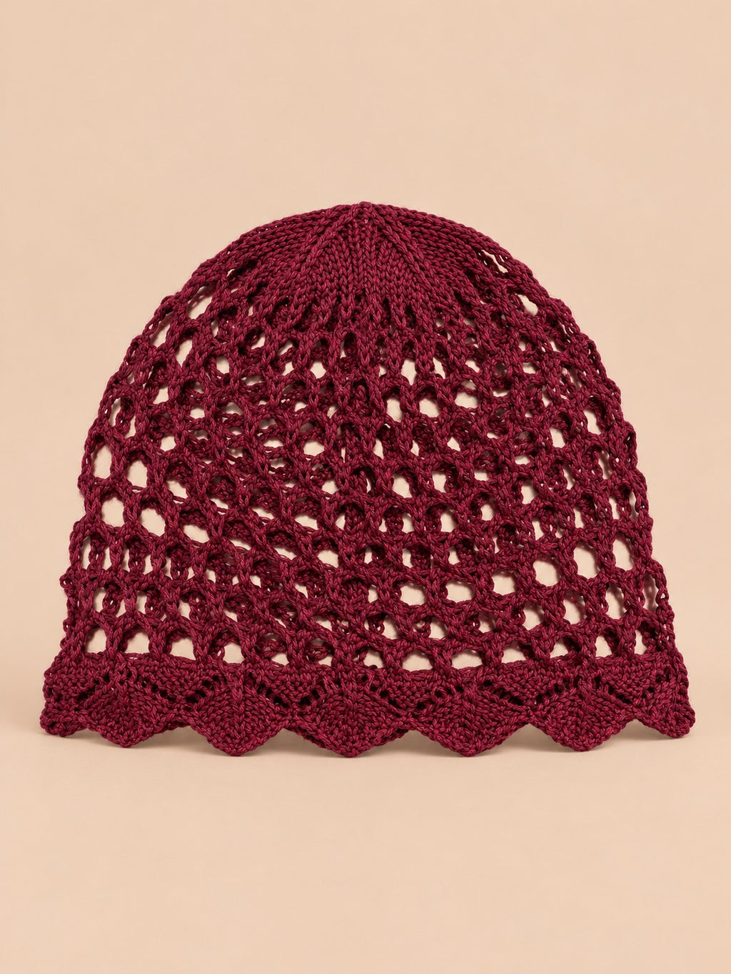 Bonnet femme ajouré léger au crochet, rouge, vue de face
