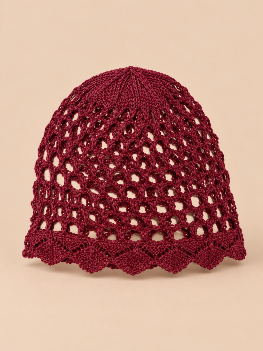 Gorro calado de mujer, elegante y ligero, color rojo, vista de tres cuartos en la fotografía del producto