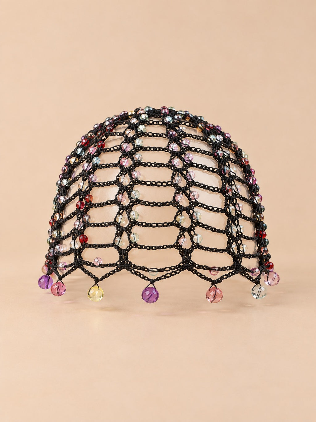 Gorro calado de ganchillo con perlas para verano, color negro, vista frontal en la fotografía del producto