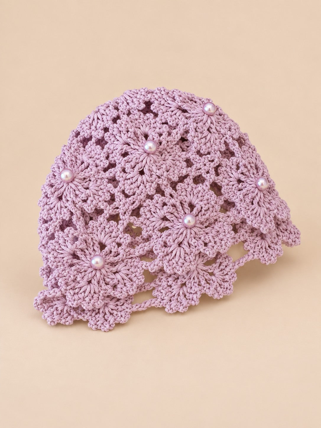 Bonnet au crochet ajouré à perles pour femme, coloris Lavande, vue de trois quarts