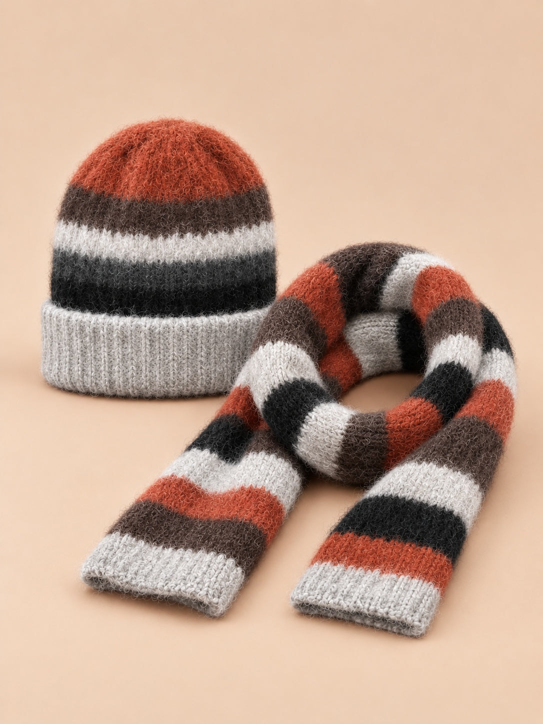 Ensemble bonnet et écharpe à rayures arc-en-ciel gris, vue de face.