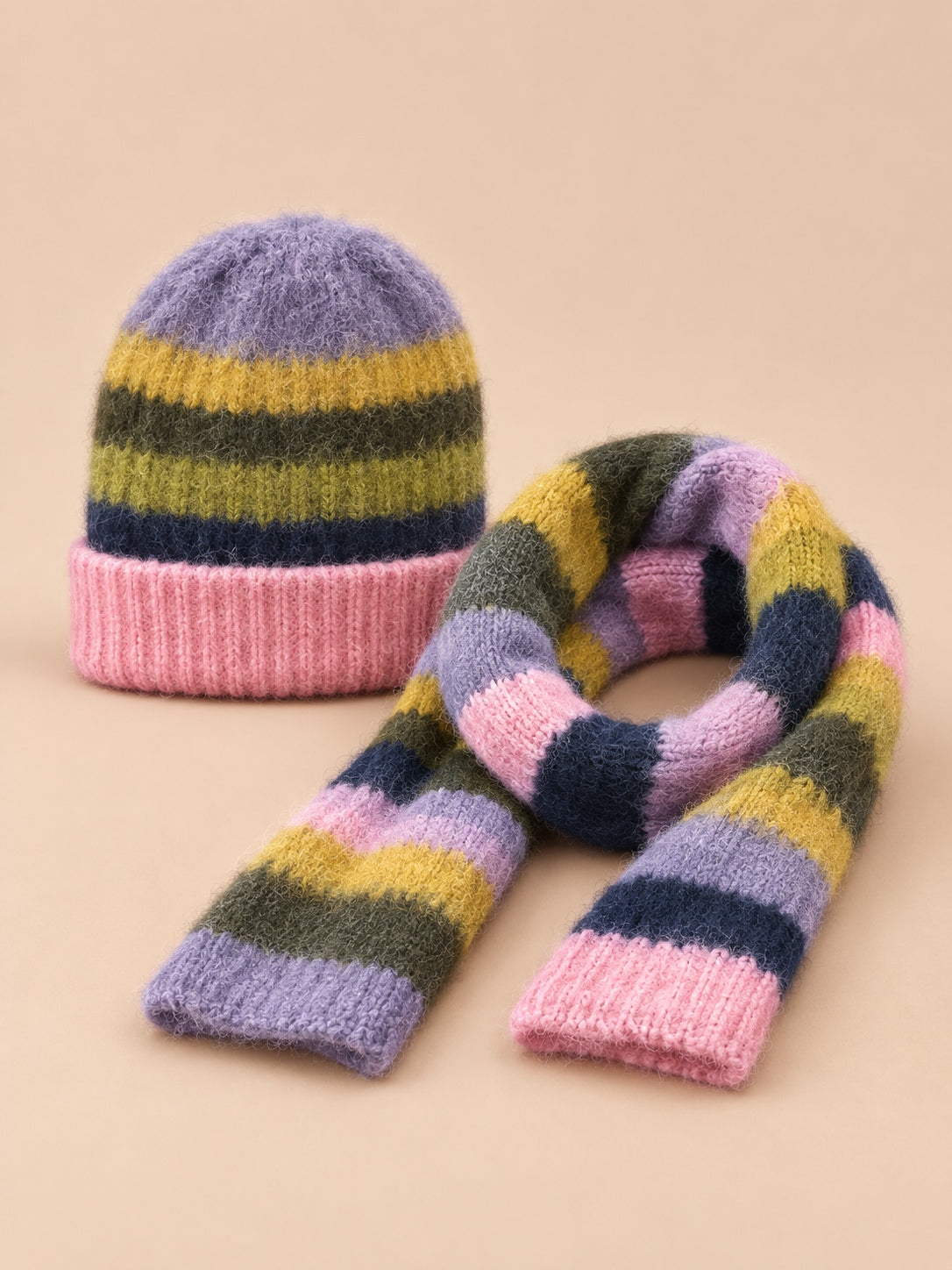 Ensemble bonnet et écharpe à rayures arc-en-ciel rose, vue de face.