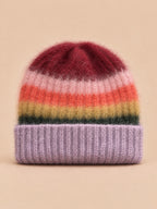 Bonnet à rayures arc-en-ciel violet, vue de face.