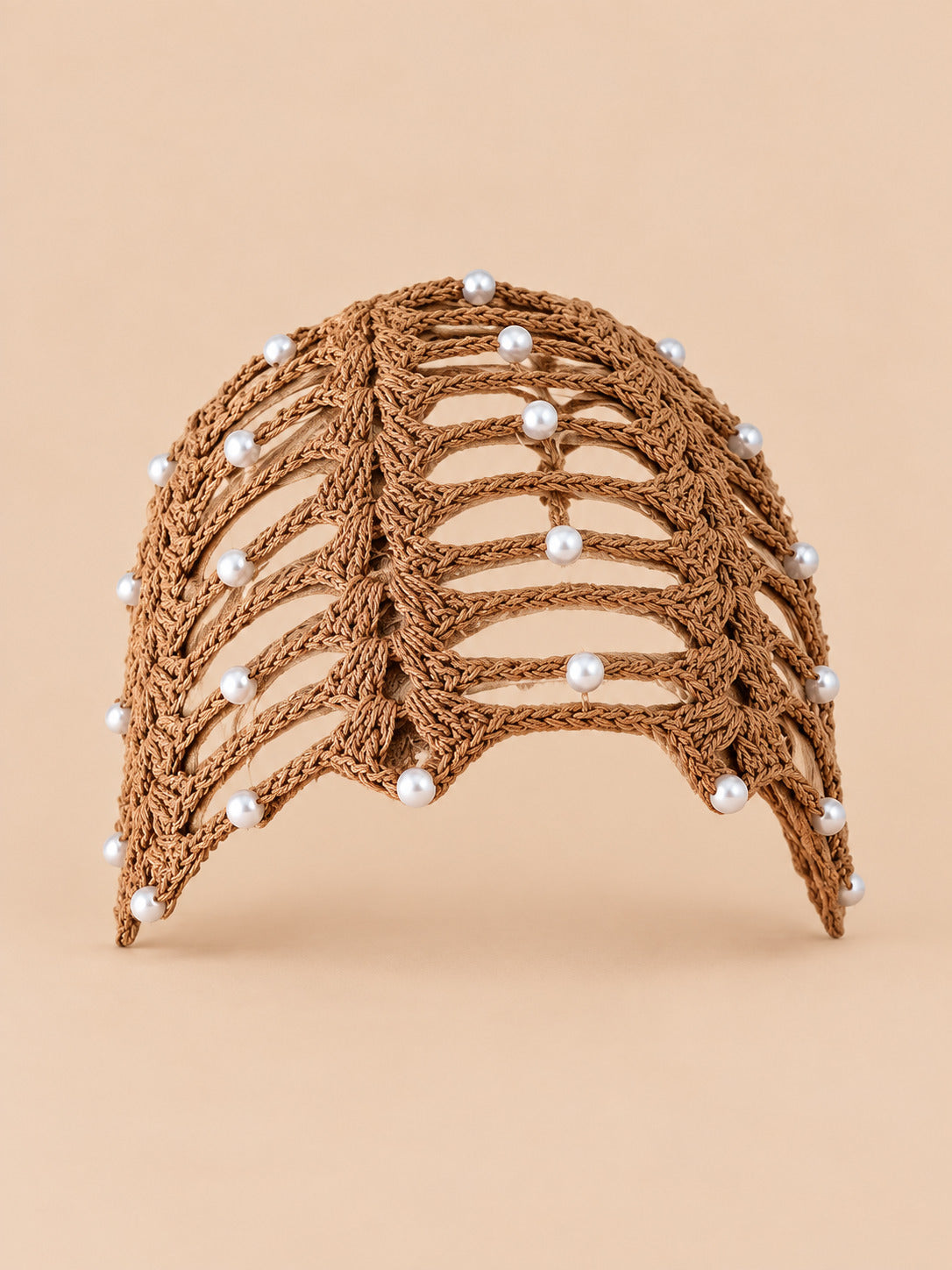 Bonnet bandana femme kaki au crochet ajouré perlé, vue de face sur fond pêche sable