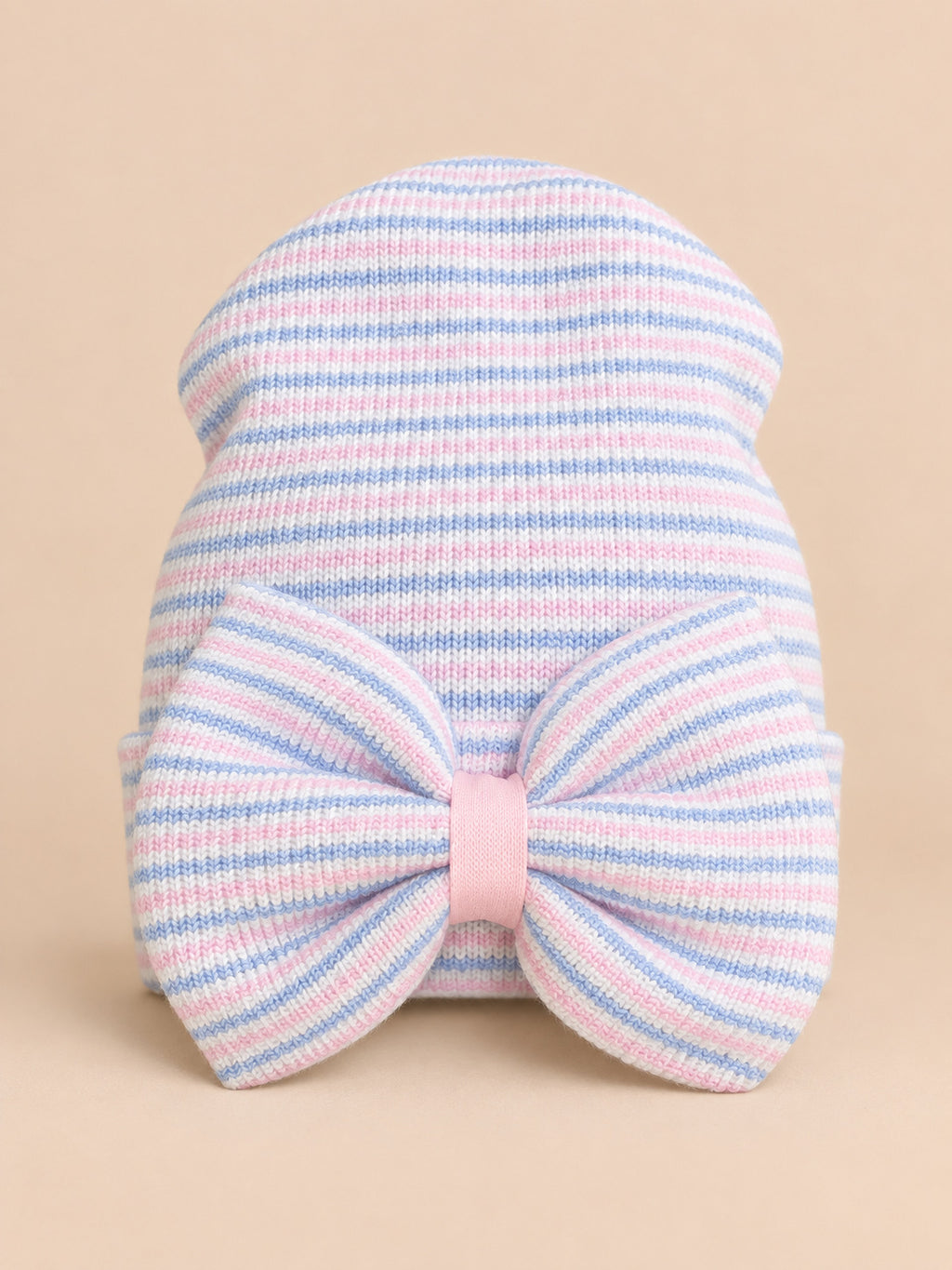 Gorro para recién nacida de algodón de rayas rosas y azules con lazo grande, fotografiado de frente