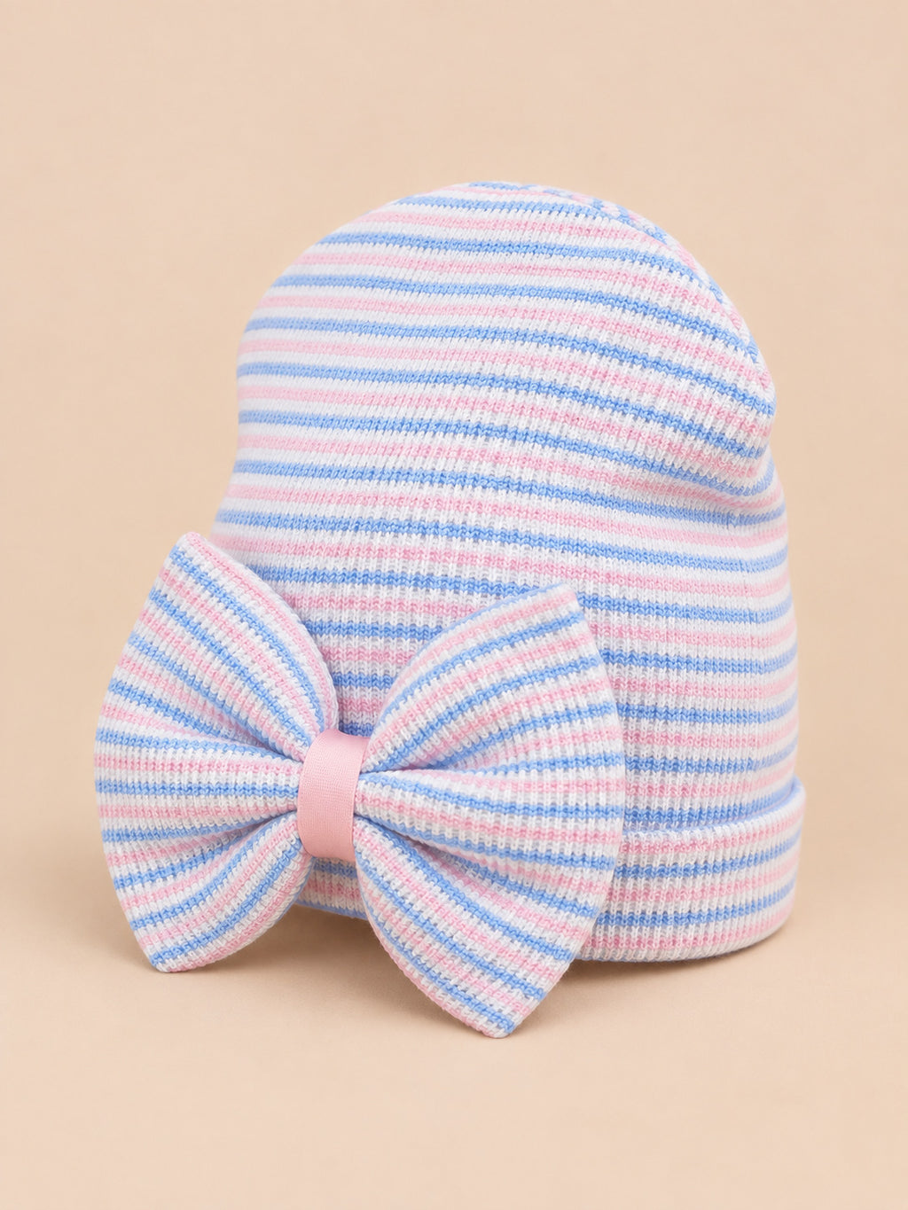 Gorro de recién nacida de algodón a rayas con lazo grande, colores rosa y azul, vista de tres cuartos