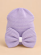 Bonnet bébé naissance en coton violet et blanc, rayures et gros nœud, vue de face