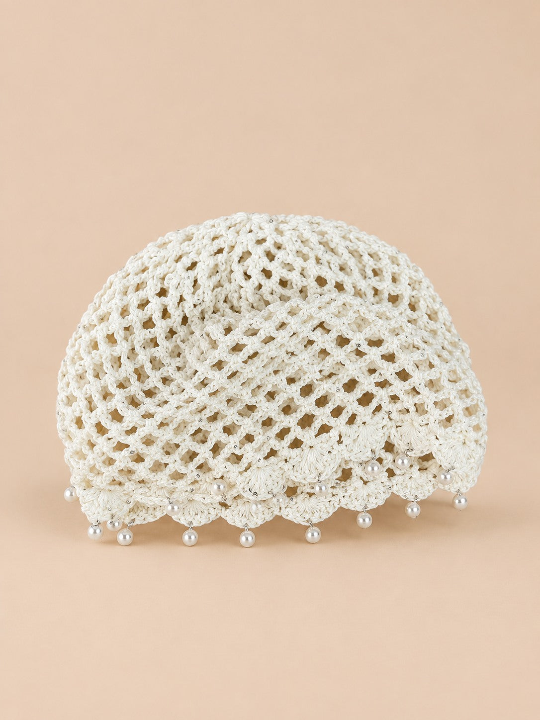 Béret ajouré au crochet avec perles, coloris blanc, vue de face