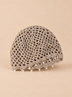 Béret ajouré au crochet avec perles, coloris kaki, vue de face