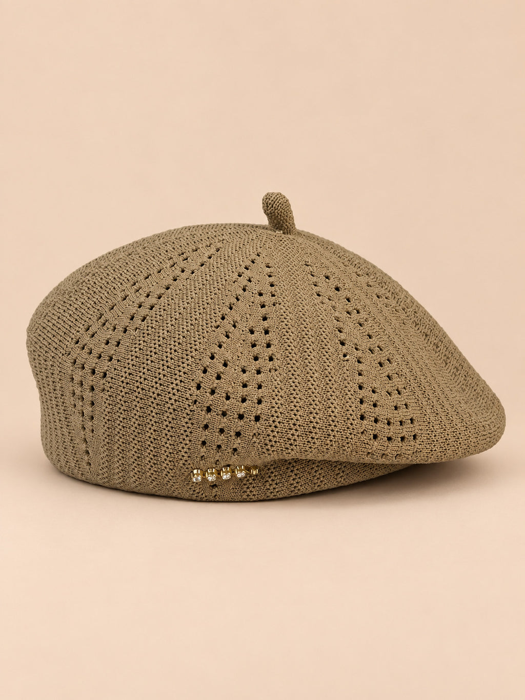 Béret ajouré style japonais kaki, vue de face sur fond pêche sable