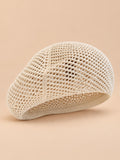 Béret d’artiste ajouré beige, vue de face sur fond pêche sable