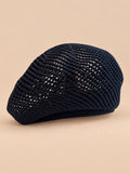 Béret d’artiste ajouré noir, vue de face sur fond pêche sable
