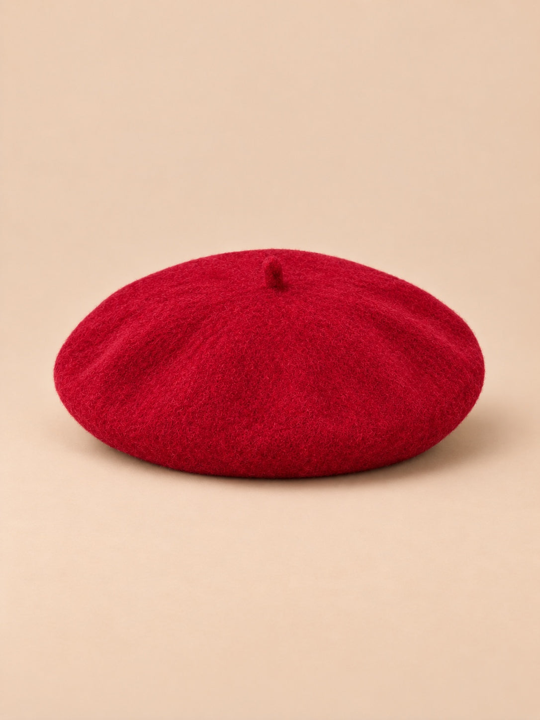 Béret d’artiste femme en laine mélangée vintage, coloris 001, vue de face sur fond sable pêche.