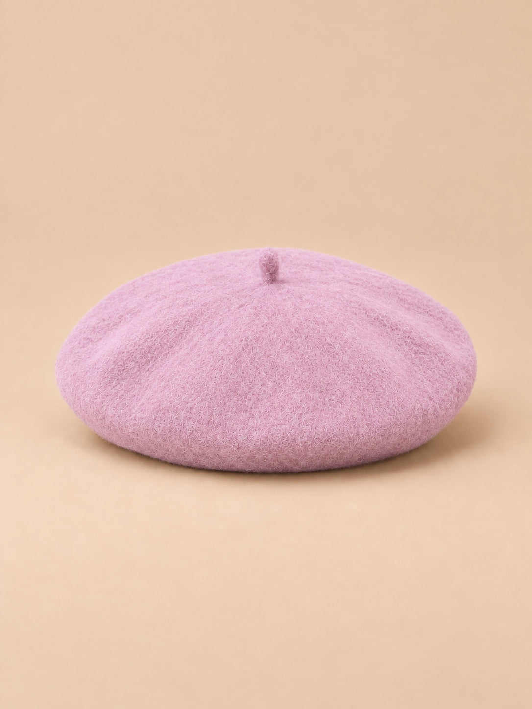 Béret d’artiste femme en laine mélangée vintage, coloris 004, vue de face sur fond sable pêche.