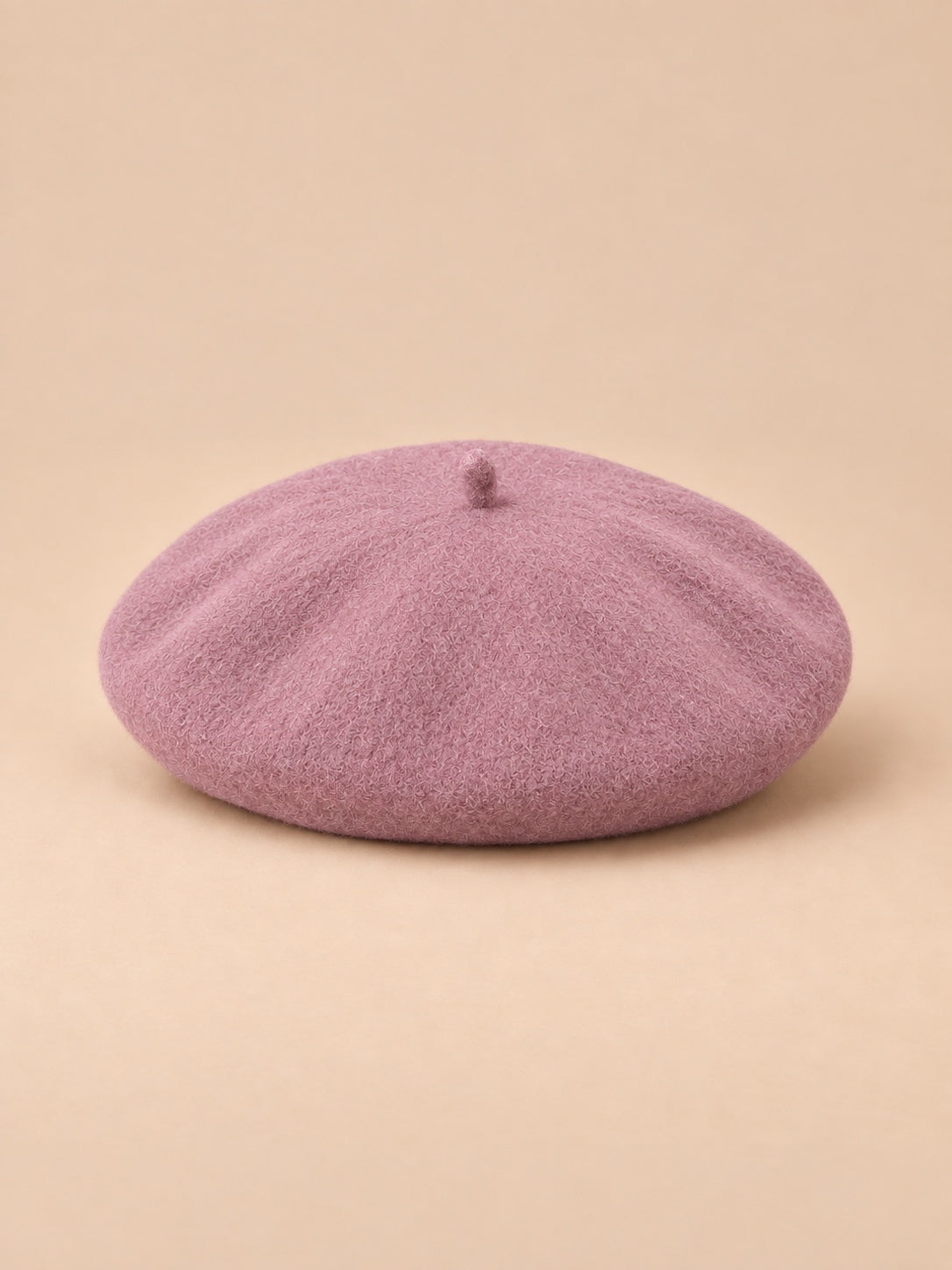 Béret d’artiste femme en laine mélangée vintage, coloris 007, vue de face sur fond sable pêche.